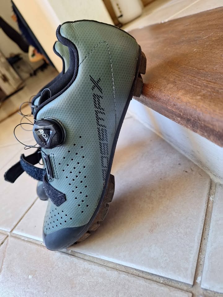 Mavic VTT Shoes (Size 41, Like New)