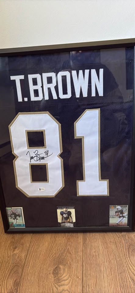 Tim Brown #81 Autographed Framed Jersey – Beckett Authenticated