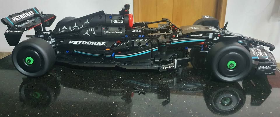 Mercedes F1 Technic Model (1927 Pieces, New)